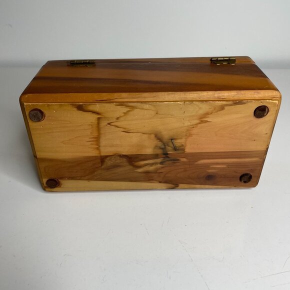 Lane Cedar Keepsake Cedar Box Keyhole McEwen Furniture Co. Altavista VA No Key - Picture 5 of 9
